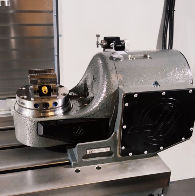 Centering vise positioned accurately in a zero point plate from workholding expert LANG