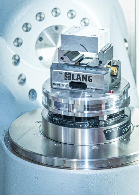 5-axis vise from LANG Technik machines blank in a cnc machine