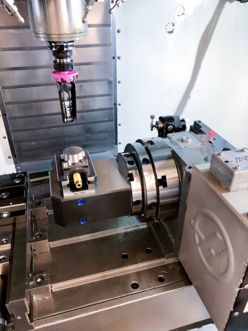 Makro 4Grip von LANG Technik für das Spannen von Rundteilen in einer Werkzeugmaschine