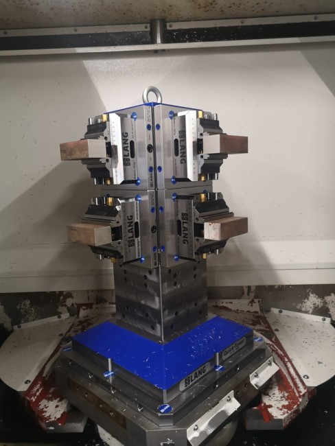 Quick-Tower Spannturm von LANG Technik fräst Werkstücke in einem Horizontalbearbeitungszentrum	