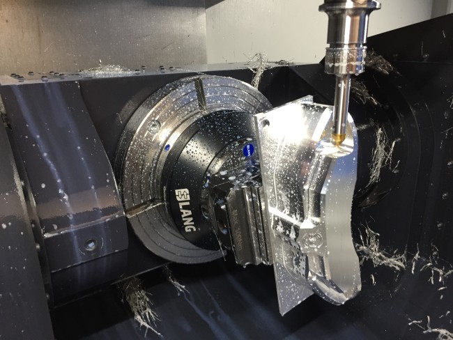 Runder Unterbau von LANG Technik für verbesserte Zugänglichkeit zum Werkstück