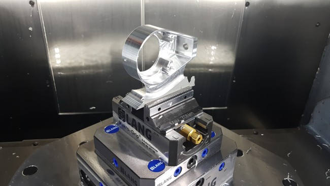 Centering vise positioned accurately in a zero point riser from LANG Technik