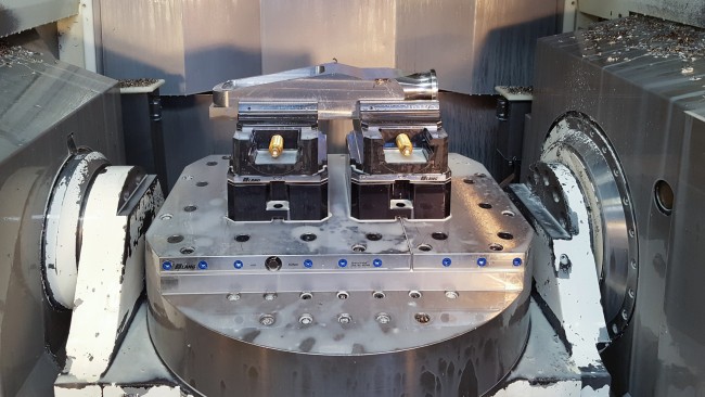 Accurate and strong connection between 5 axis vise and zero point clamping system		