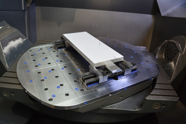 Accurate and strong connection between 5 axis vise and zero point plate