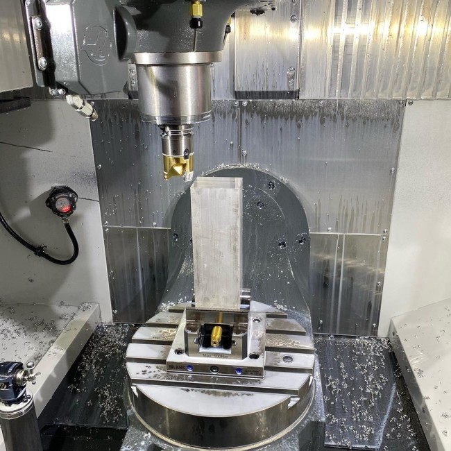 0-Punkt-Spannsystem vom Spannsysteme-Hersteller LANG zur Reduzierung von Rüstzeiten in einer CNC-Fräsmaschine