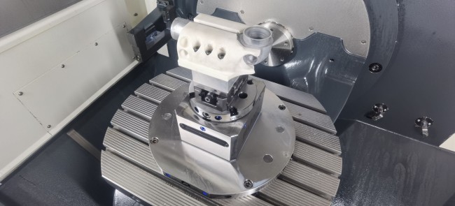 0-Punkt-Spannsystem vom Spanntechnikexperten LANG spart Rüstzeit in einer CNC-Fräsmaschine