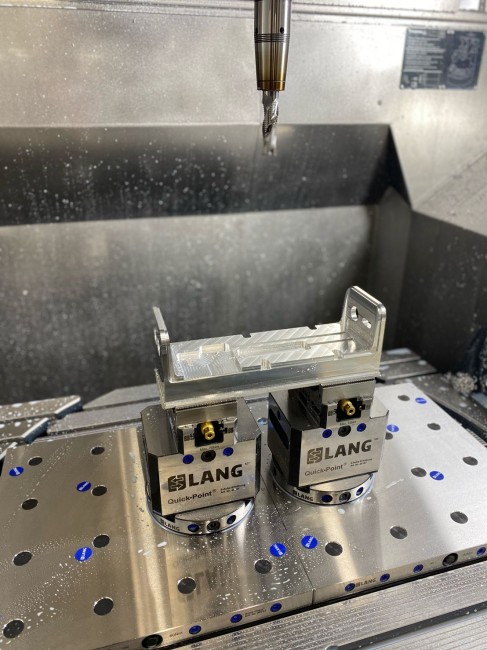 0-Punkt-Platten vom Spanntechnikexperten LANG spart Rüstzeit in einer CNC-Fräsmaschine