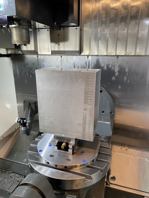 0-Punkt-Platten vom Spannsysteme-Hersteller LANG spart Rüstzeit in einer CNC-Fräsmaschine