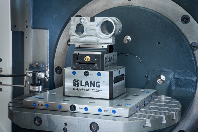 Centering vise from LANG Technik machines blank in a machine tool