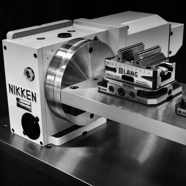 5-Achs-Schraubstock vom Spanntechnikexperten LANG für die CNC-Bearbeitung in einer Werkzeugmaschine