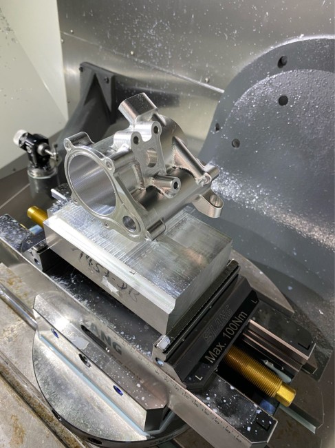 Cnc vise from LANG Technik machines blank in a milling machine