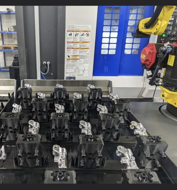 Makro-Grip Night King von LANG Technik für die Fräsbearbeitung in einer Werkzeugmaschine