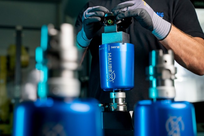 HAUBEX Spannmittelhaube von LANG Technik zur kostengünstigen Automatisierung einer Fräsmaschine