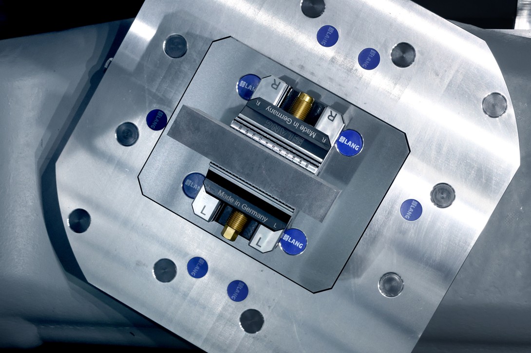 lateral machining with self-centering vise
